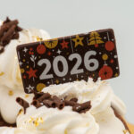 DECORACION CHOCOLATE PLACA 2026 - 60 UNIDADES - Imagen 3