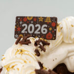 DECORACION CHOCOLATE PLACA 2026 - 60 UNIDADES - Imagen 4